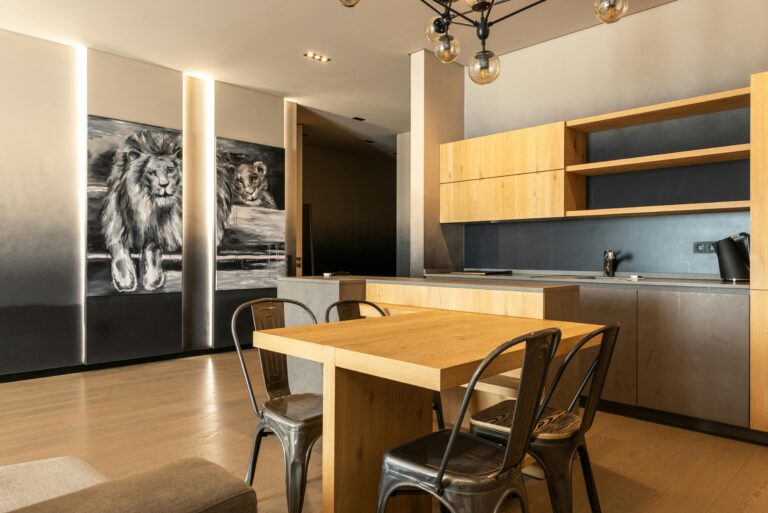 Cocina comedor moderna con iluminación cálida y muebles de diseño